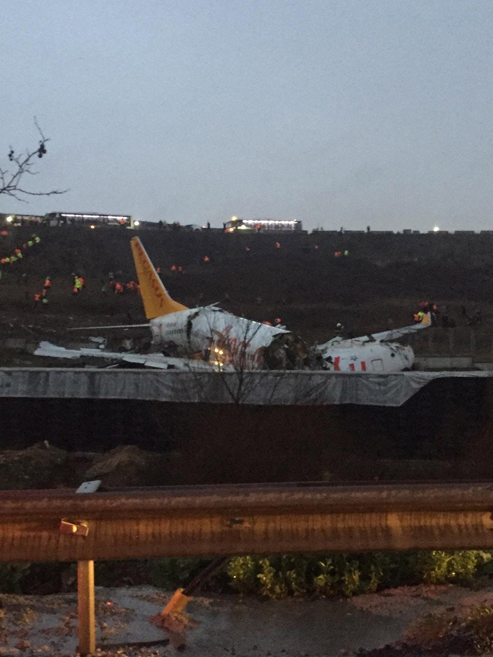 Flugzeug zerbricht bei Landung: 3 Tote, 179 Verletzte