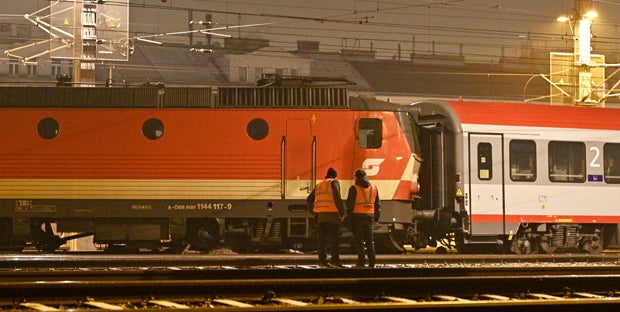 Zug in Wien entgleist, Verspätungen bis Freitag
