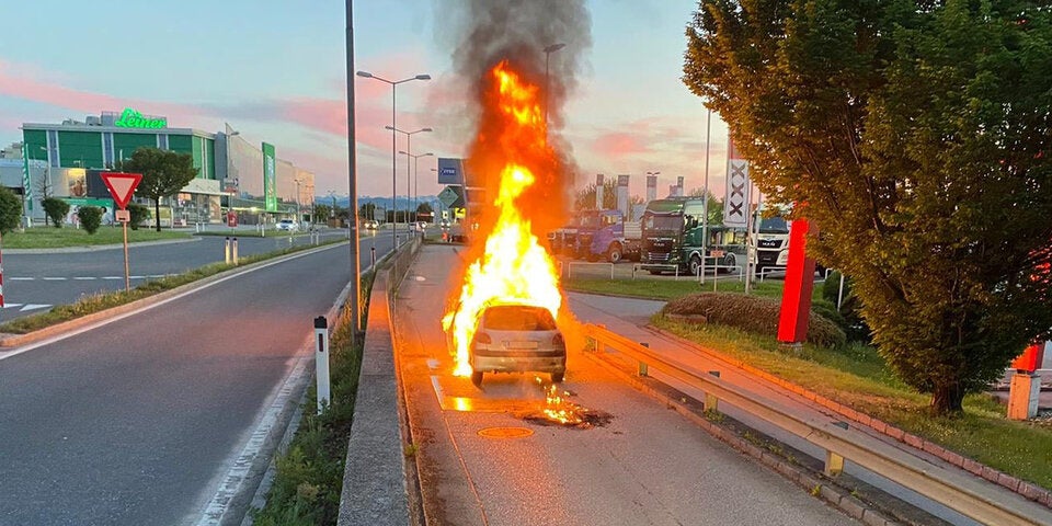 Spektakulärer Auto-Brand bei Möbelhaus