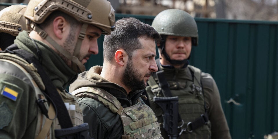 Selenskyj weint am Massengrab von Butscha