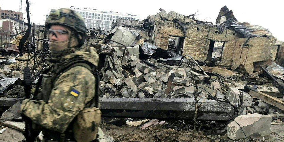 Kanzler Nehammer besucht Massengrab in Butscha