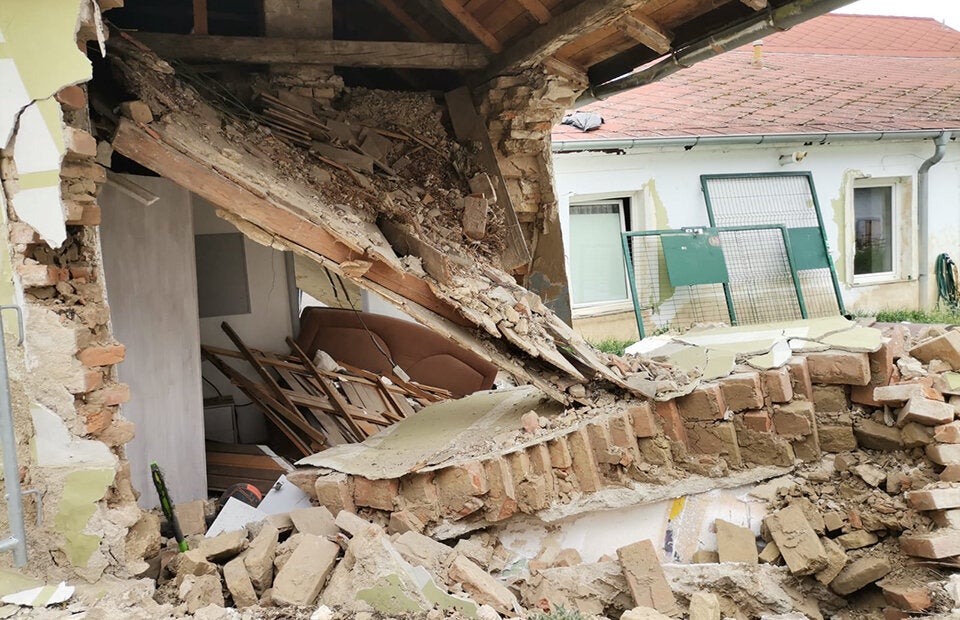 Haus stürzt nach Wasserrohrbruch teilweise ein