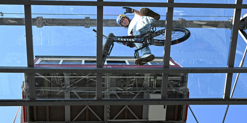 Mountainbike-Stunts auf 65 Metern am Riesenrad