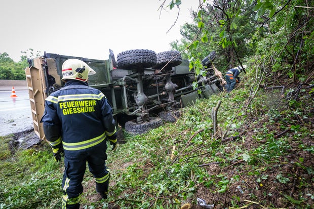 Militärfahrzeug touchiert Lkw und crasht: Drei Verletzte