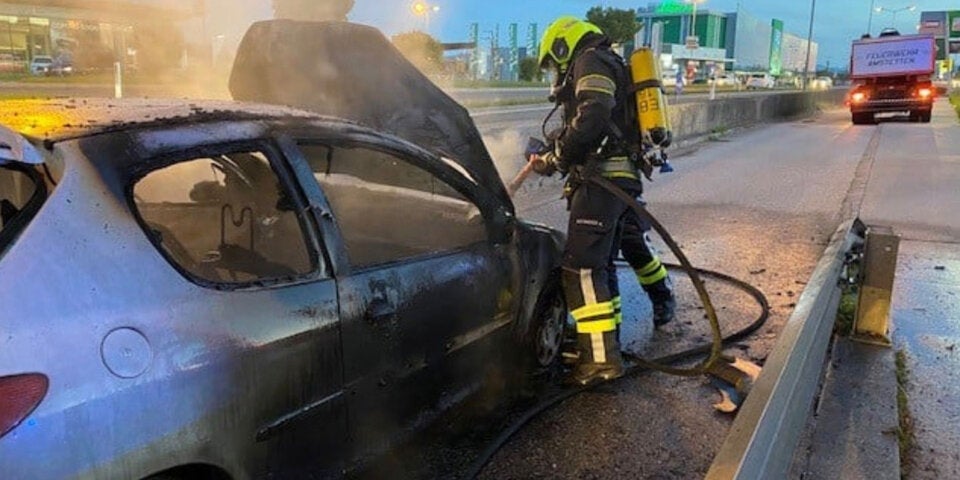 Spektakulärer Auto-Brand bei Möbelhaus
