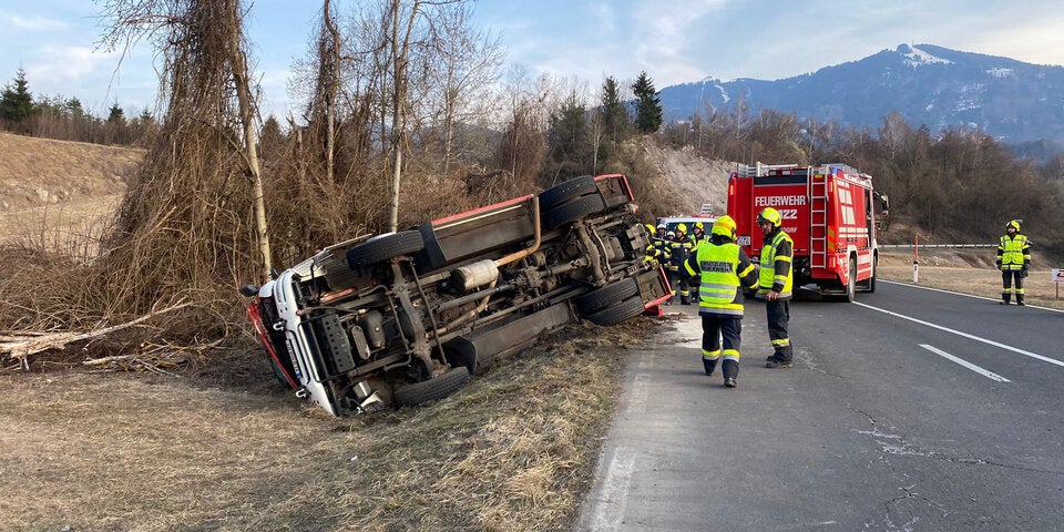 Unfall mit 18 Tonnen schwerem Feuerwehrauto