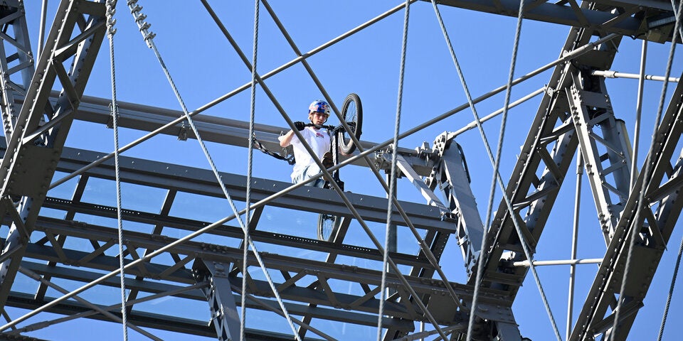 Mountainbike-Stunts auf 65 Metern am Riesenrad