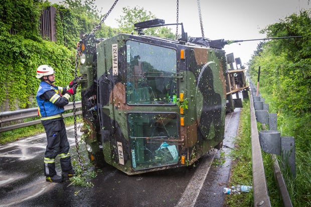 Militärfahrzeug touchiert Lkw und crasht: Drei Verletzte