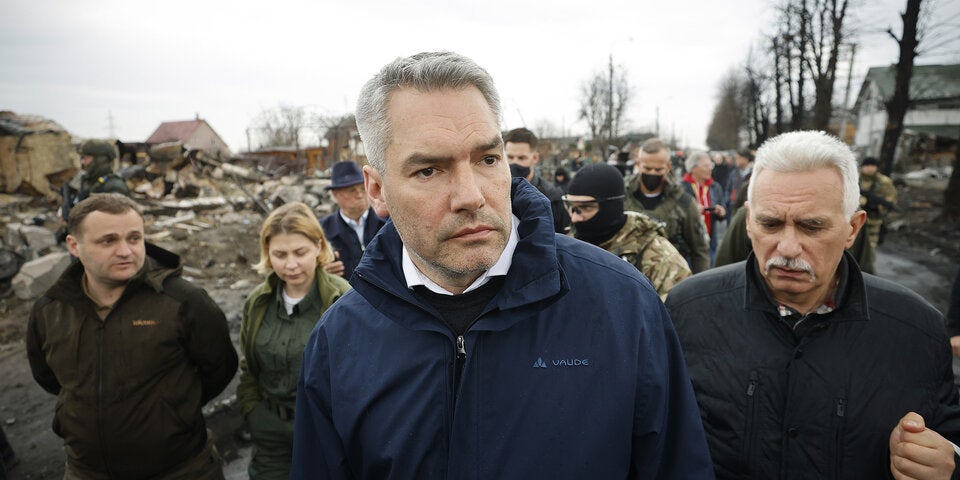 Kanzler Nehammer besucht Massengrab in Butscha