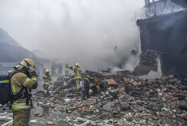 Explosion in Supermarkt: Frau unter den Trümmern begraben