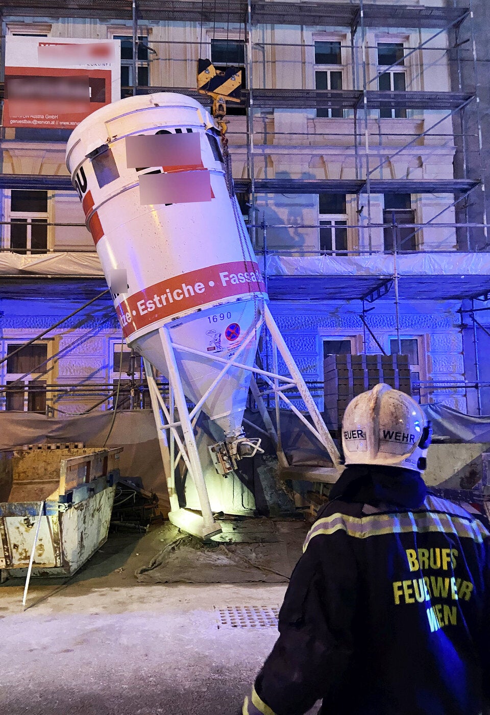 Kran crasht mit Silo: Feuerwehr-Einsatz in Wien