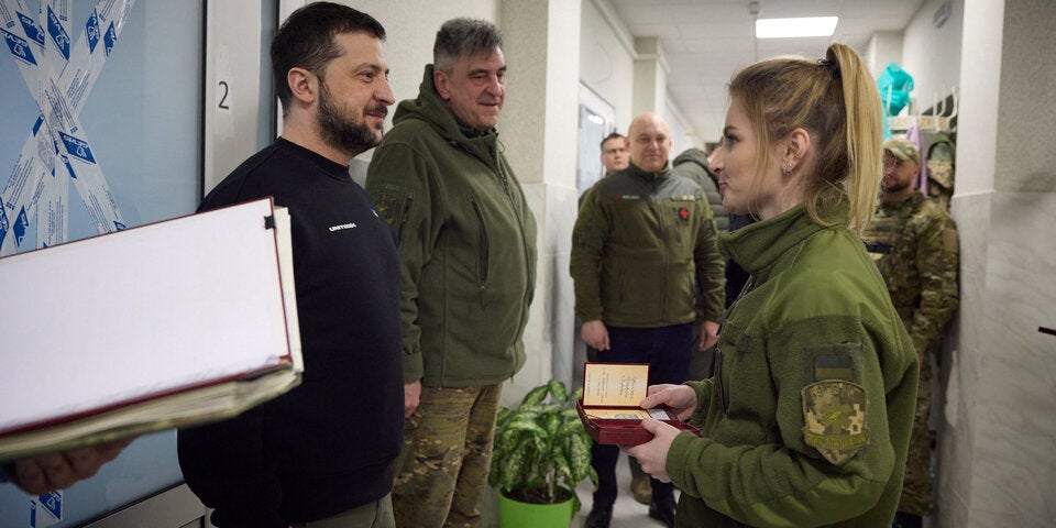 Selenskyj besucht Stellungen nahe der Front in Bachmut