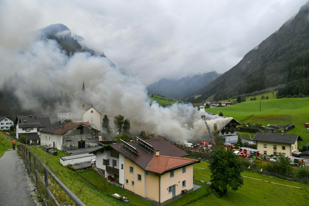 Explosion in Supermarkt: Frau unter den Trümmern begraben