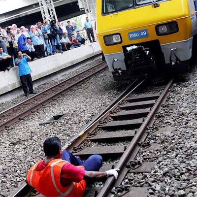 Malaie zieht Zug mit Zähnen