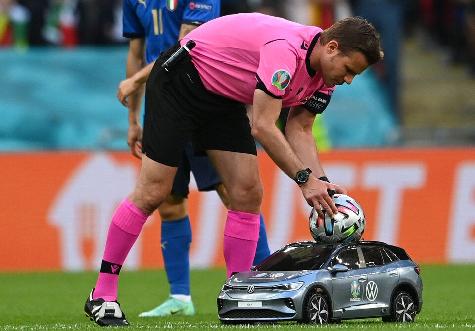 VW-Spielzeugauto bringt Ball