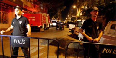 Türkei jagt Mann in schwarzem T-Shirt