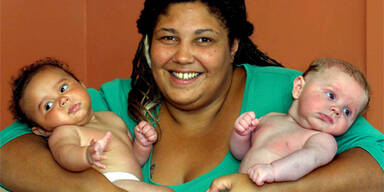 Zwillinge in schwarz-weiß