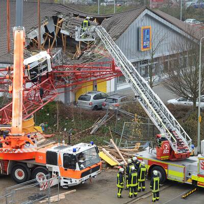 Der Kranführer wurde schwer verletzt ins Krankenhaus geflogen