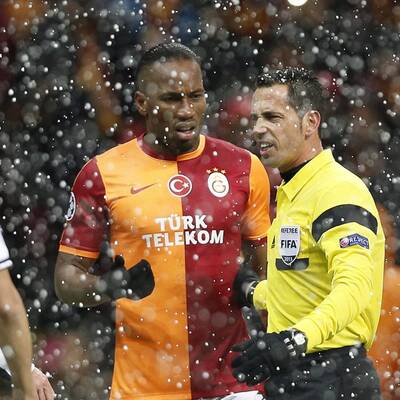 Starker Schneefall machte den Platz binnen Minuten unbespielbar