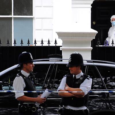 Die Leiche von Amy Winehouse wird aus ihrem Haus gebracht