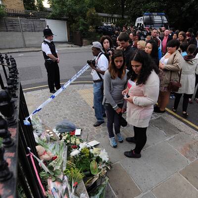 Die Leiche von Amy Winehouse wird aus ihrem Haus gebracht