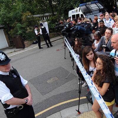 Die Leiche von Amy Winehouse wird aus ihrem Haus gebracht