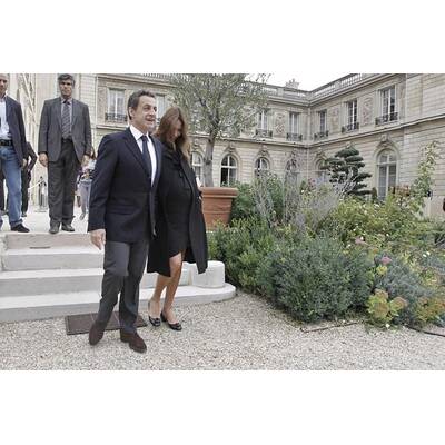 Carla Bruni-Sarkozy zeigt riesige Babykugel