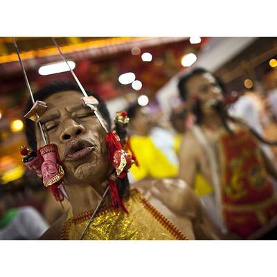 Horror-Szenen von Vegetarier-Fest auf Insel Phuket