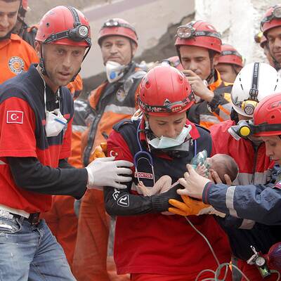 So wird Baby Azra aus den Trümmern gerettet