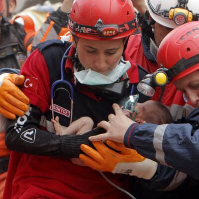 So wird Baby Azra aus den Trümmern gerettet