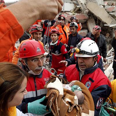 So wird Baby Azra aus den Trümmern gerettet