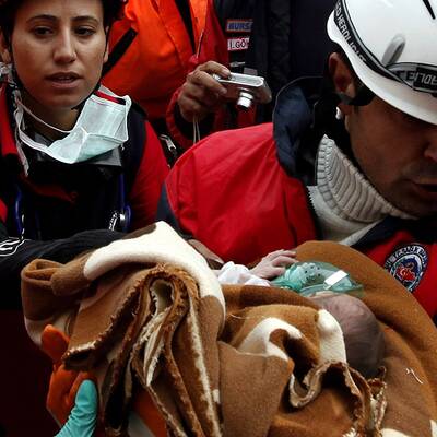 So wird Baby Azra aus den Trümmern gerettet