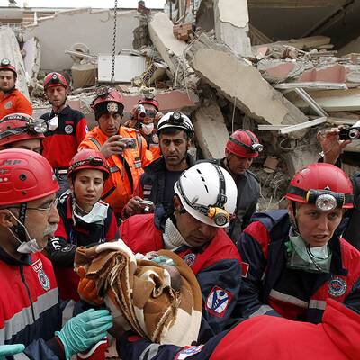 So wird Baby Azra aus den Trümmern gerettet