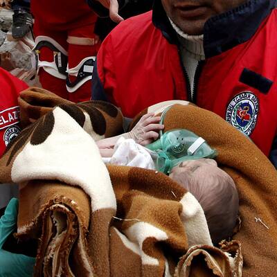 So wird Baby Azra aus den Trümmern gerettet