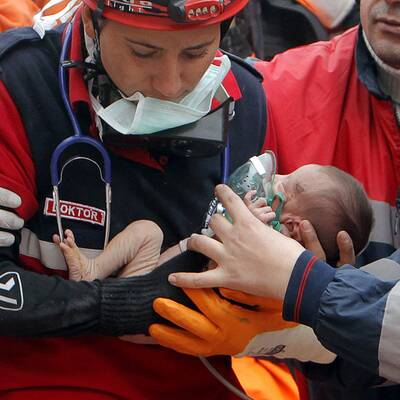 So wird Baby Azra aus den Trümmern gerettet