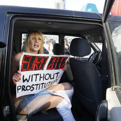 Nackt-Protest vor der EM-Auslosung