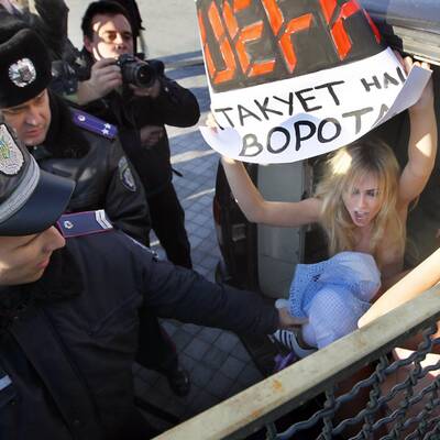 Nackt-Protest vor der EM-Auslosung