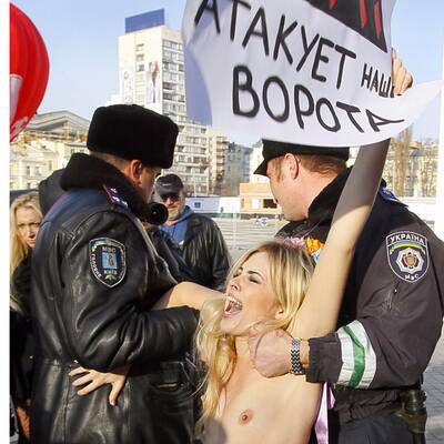 Nackt-Protest vor der EM-Auslosung