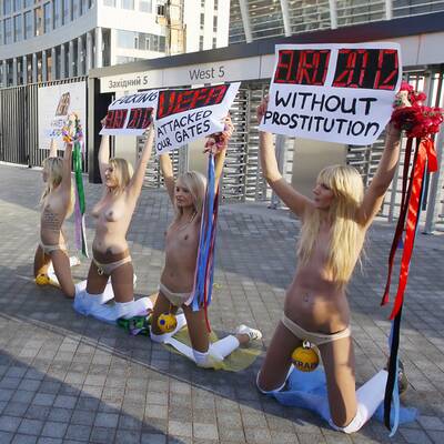 Nackt-Protest vor der EM-Auslosung