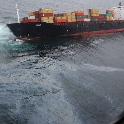 Vor Neuseeland havariertes Containerschiff bricht auseinander