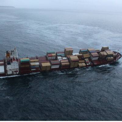 Vor Neuseeland havariertes Containerschiff bricht auseinander