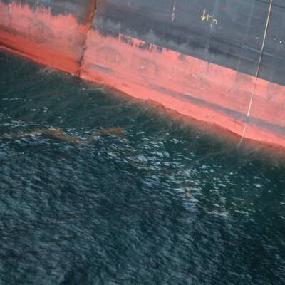 Vor Neuseeland havariertes Containerschiff bricht auseinander