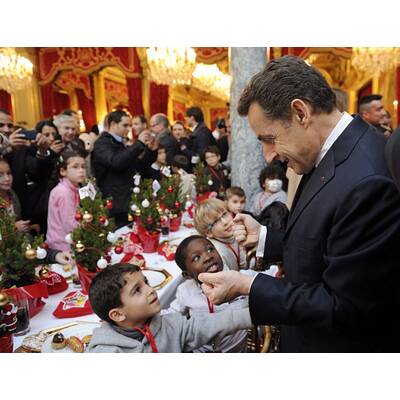 Schöne Mama in Wollpullover