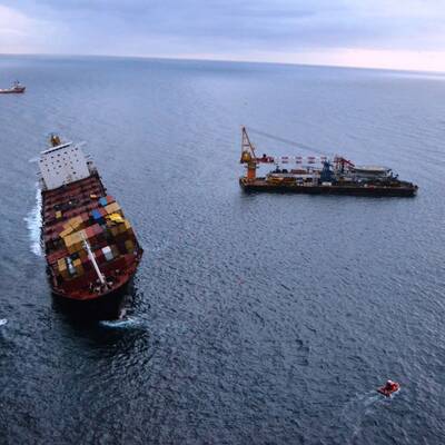 Vor Neuseeland havariertes Containerschiff bricht auseinander