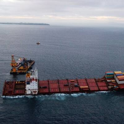 Vor Neuseeland havariertes Containerschiff bricht auseinander