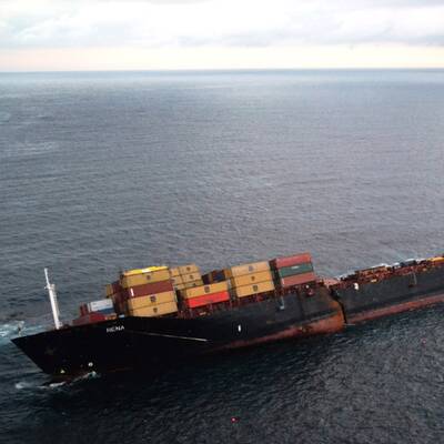 Vor Neuseeland havariertes Containerschiff bricht auseinander