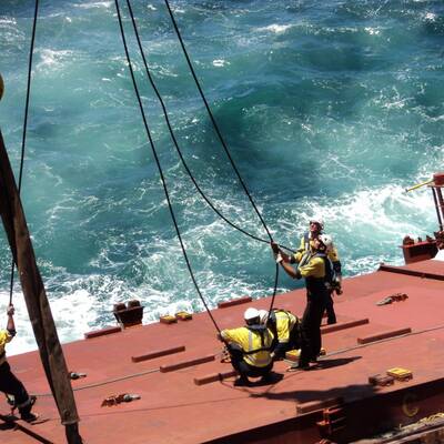 Vor Neuseeland havariertes Containerschiff bricht auseinander