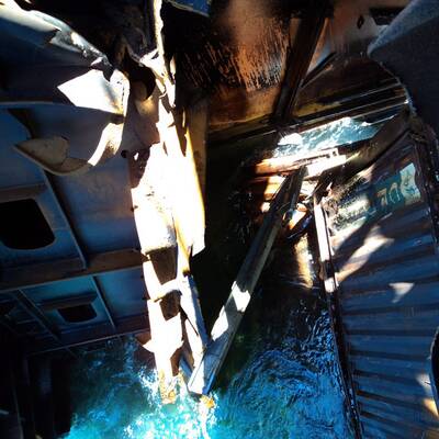 Vor Neuseeland havariertes Containerschiff bricht auseinander