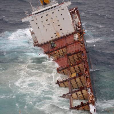 Vor Neuseeland havariertes Containerschiff bricht auseinander
