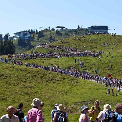 Tausende wanderten mit Hansi auf den Hahnenkamm